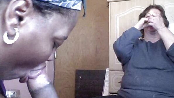 टॅटू असलेल्या एका गोराला तिची पुच्ची किचनमध्ये कडक झाली आहे