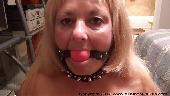 मोठे स्तन असलेली एक मुलगी तिच्या गरम गांडीने हार्ड डिक चालवत आहे