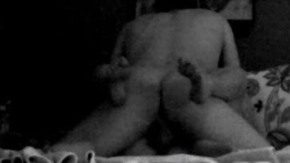 सुंदर श्यामला त्रिशंकू प्रेमीने सोफ्यावर काळे केले