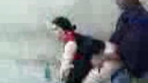 एक आकर्षक तिच्या योनी मध्ये सोफे वर खरोखरच कडक होत आहे