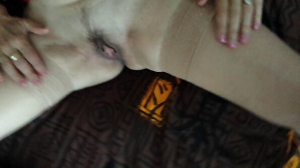 पेटीट निळ्या डोळ्यांच्या बेबेची छोटी गांड एक चरबीचा लंड गिळते