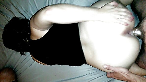 ब्रुनेट लेसीज तिच्या हडकुळ्या मुलाला ती डिक वापरण्यास सांगते