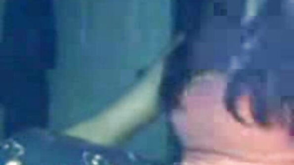 गुदद्वारासंबंधी सेक्सचा आनंद घेणारी कोंबडी तिच्या आत काही कोंबडा अनुभवत आहे