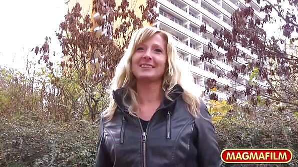 लाल केस असलेला कुस्तीपटू लॅटिना पराभूत च्या twat ड्रिल करण्यासाठी strapon घेते