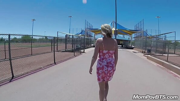 नाक टोचणे आणि भागीदार असलेली हॉट पीओव्ही व्हिडिओमध्ये आवाज काढते