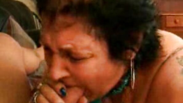 Busty blondie तिच्या घट्ट गुदद्वार घुसवण्यास तयार आहे