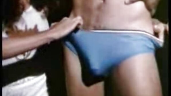 लहान स्तन आणि एक छोटी छोटी गांड असलेली एक मुलगी गुदा सेक्स करत आहे