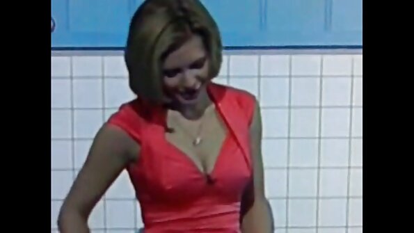 एक गरम कुत्री तिच्या पुच्ची मालिश आहे आणि ती तिच्या गांड मध्ये fucked आहे