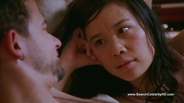 महिला कुस्तीपटू प्रतिस्पर्ध्याला रिकाम्या लॉकर रूममध्ये शिक्षा देते