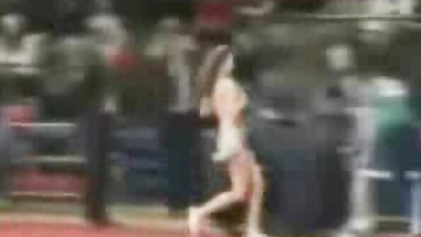 एक श्यामला ज्याला राईडिंग डिक आवडते तिला तिच्या गांड मध्ये कडक केले जाते