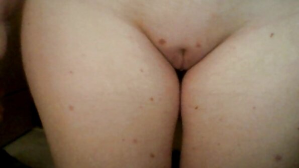 एक मोठी गांड असलेला बिंबो तिच्या ओल्या घट्ट पुच्ची आणि गांड मध्ये चोखला आहे