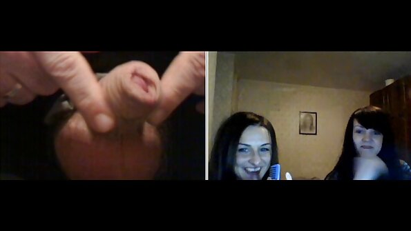 एक श्यामला तिची बिकिनी काढून टाकते आणि मग एका डिल्डो बरोबर मजा करते