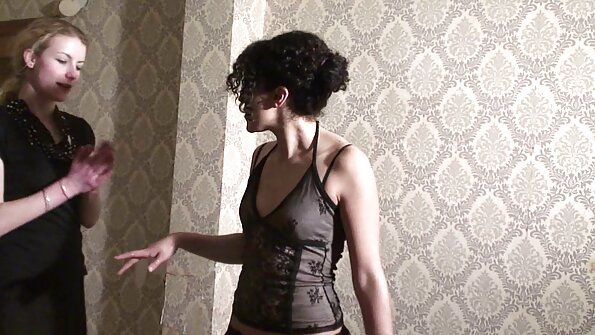 श्यामला तिचे केस ओढून घेते, तर ती कुत्र्या स्टाईलला चोखते