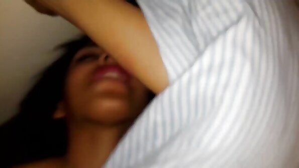 एक लहान स्तन कुत्री तिच्या स्नॅच मध्ये एक मोठा काळा लंड मिळवत आहे