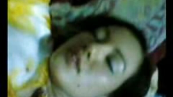 टॅटू असलेली एक मोठी गांड बेब चाटली आहे आणि तिला पण चोखले आहे