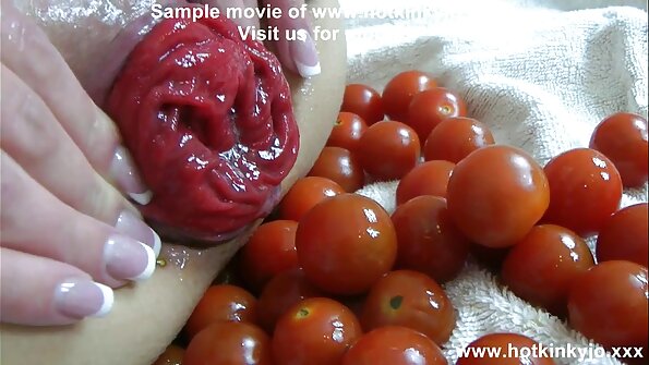 कर्मा आरएक्स मस्त टॅटू सह विदेशी पूल मध्ये चोखले आहे