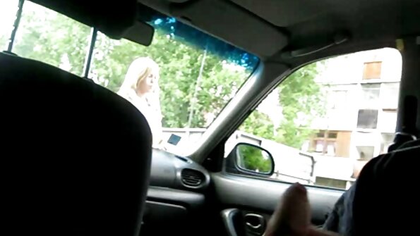 काळी चड्डी घातलेली एक मुलगी तिची गांड कडक डिकसाठी उघडत आहे