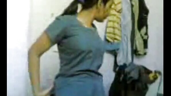 पिगटेल असलेल्या बिम्बोला वाटते की तिच्या गांडीला व्हिडिओमध्ये मसाज केला जात आहे