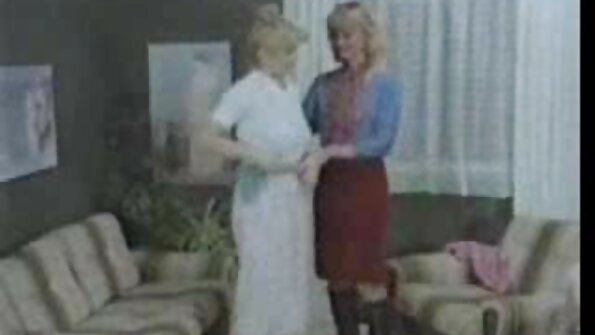 एक कामुक योनी असलेला एक गोरा गरम लहान प्रो सारखा लंड चाटत आहे