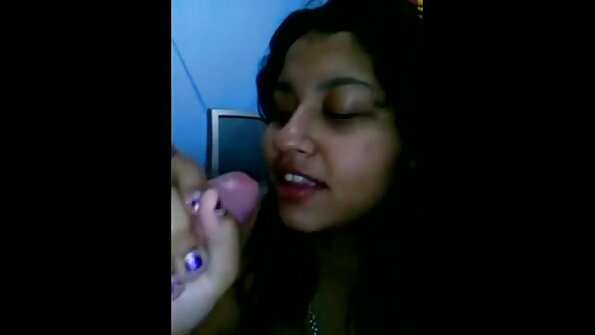 ब्लॅक कॉलेज क्यूटी त्याच्या मोठ्या पांढऱ्या डिकला वेश्यासारखी फिरवते