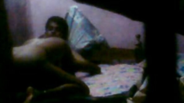 सेक्सी टॅटू असलेली आशियाई पॉर्नस्टार विजार खाताना खिळली जाते