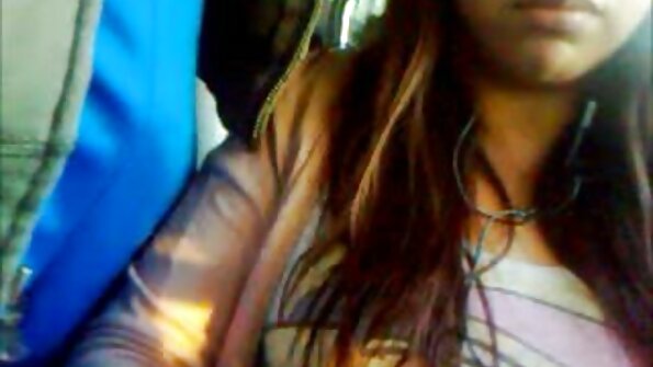 रोको सिफ्रेडी सोफ्यावर लवचिक चिक मेरी रॉकला चोखतो