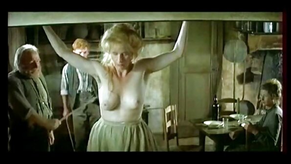 टॅटू पॉर्नस्टार रेवेन बे च्या रसाळ योनीला चोखणे