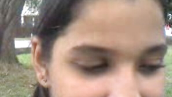 आश्चर्यकारक नैसर्गिक स्तन असलेली डौलदार बेब सकाळच्या गुदा सेक्सचा आनंद घेते