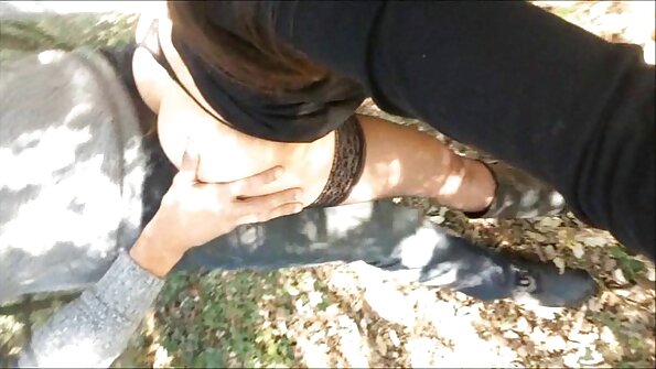 स्टॉकिंगमधील आकर्षक तिच्या बुथोलमध्ये खऱ्या गृहस्थांना आमंत्रित करते