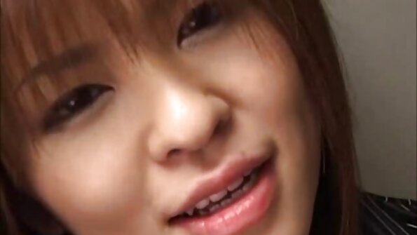 जेट ब्लॅक केस असलेल्या सडपातळ प्रियकराला तिच्या जोडीदाराला खूश करायचे आहे