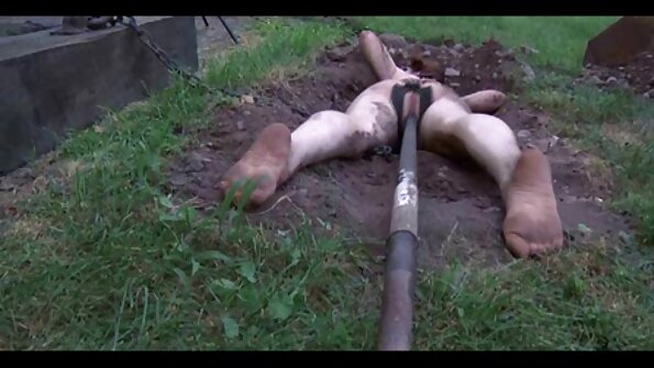 हॉट तरुण स्लट दाखवते की ती टेबलवर जाण्यासाठी किती तयार आहे