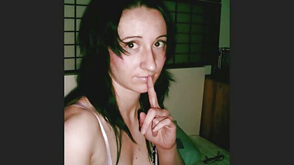 एक कडक शरीर असलेली श्यामला तिच्या योनीला आत प्रवेश करत आहे