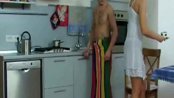 एक लिंग दोन कामुक सावत्र बहिणींसाठी पुरेसे आहे