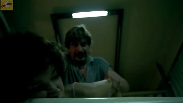 या खोलीत पूर्ण वाढलेली सेक्स पार्टी चालू आहे