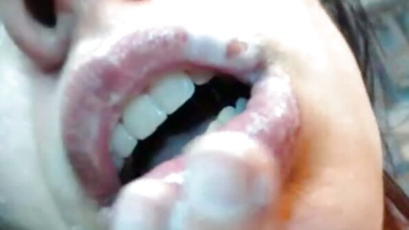 मोठा पुरुषाचे जननेंद्रिय असलेला माणूस पुच्ची-चुदाईने सुरू होतो आणि गुदद्वाराकडे वळतो