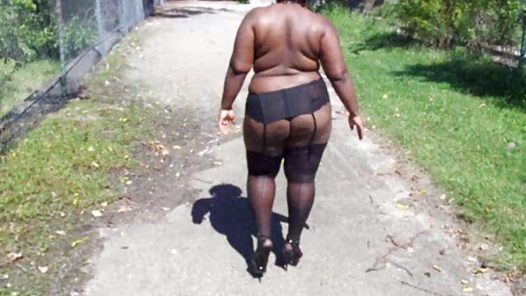 तरुण मालिश करणारा आणि त्याचा सुंदर रुग्ण त्यांच्या भावना लपवू शकत नाही