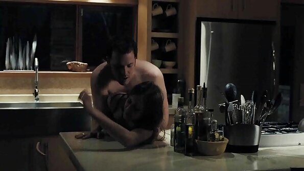 एक श्यामला उलटी आहे जेव्हा ती चोखत आहे आणि ती हसत आहे