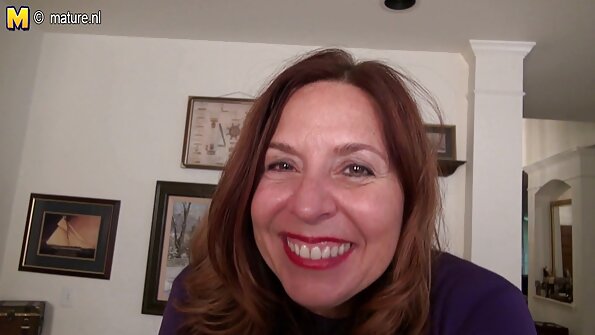 तिच्या शरीरावर टॅटू असलेला एक गोरा डेस्कवर घुसला आहे