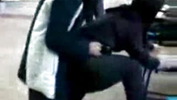 मोहक चिक आता प्रौढ आहे म्हणून सावत्र वडील तिला तिरंगी शिकवते