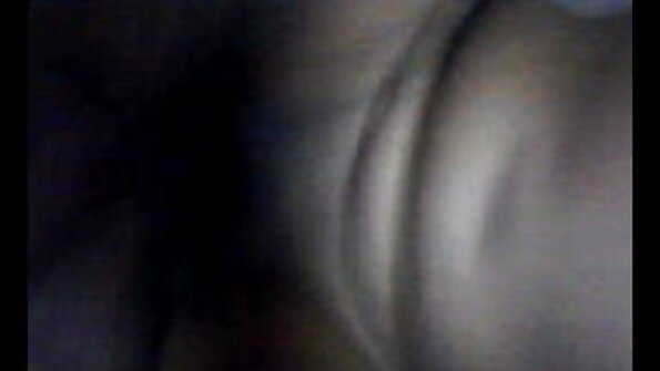 डिक आवडणारी एक टॉप हेवी बिंबो एका मोठ्यावर बसून उडी मारते