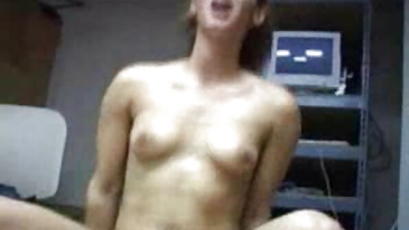 किशोर आणि MILF तरुणांच्या पुरुषाचे जननेंद्रिय असलेल्या संघात काम करतात