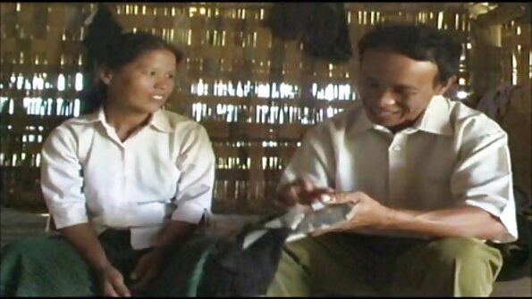 तिचे दुहेरी संघटन करण्याच्या हेतूने दोन ब्लॉक्स तिला एका नौकावर आणतात