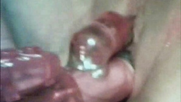 सुंदर जोडपे मोठ्या बर्फ-पांढऱ्या पलंगावर प्रेम करतात