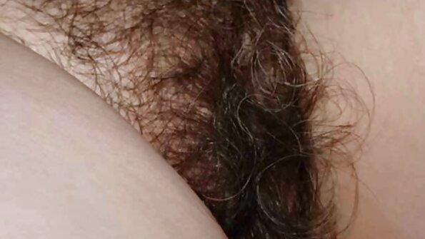एक गोरा पलंगावर आहे जिथे तिच्या योनीला खरोखर चांगली शिक्षा दिली जाते