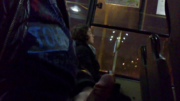 बारटेंडरने आपली शिफ्ट पूर्ण केली आणि बार काउंटरवर हॉटला चोखले