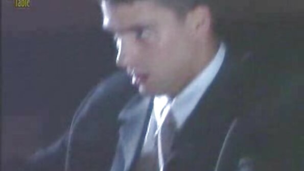 ब्लॅक पँटीहोज मध्ये ब्लोंड पॉर्न स्लट तिच्या अंतराने बुटलेले भोक दाखवते