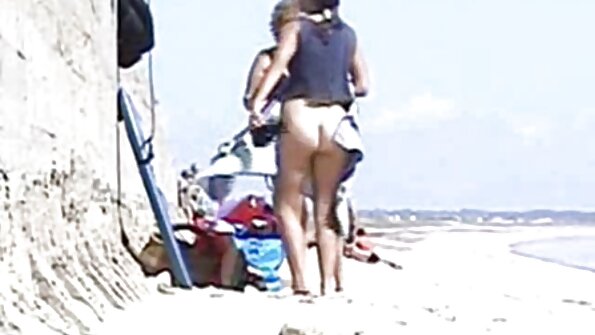 एक किशोर आशियाई महिला मसाज टेबलवर घुसली आहे