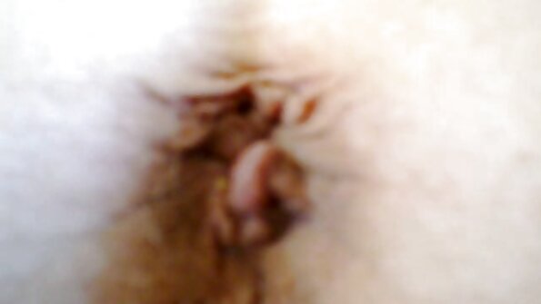 Ava नावाची तपकिरी केस असलेली क्यूटी तिच्या गुळगुळीत पुच्चीला व्हायब्रेटरने छेडत आहे