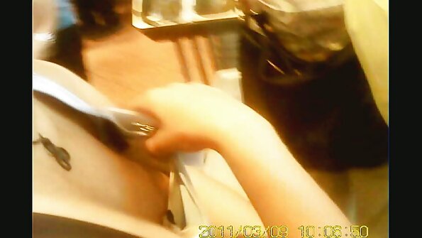 Nerdy लॅटिना चिक अंथरुणावर pervy सावत्र भाऊ सह मजा आहे