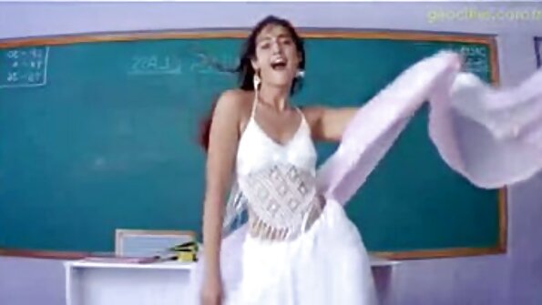 प्रचंड बनावट स्तन आणि टॅटू असलेला बिम्बो गोरा मजल्यावर घुसला आहे